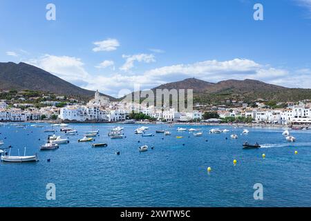 Die malerische Stadt und Bucht von Cadaqués, gelegen in der Mitte der Halbinsel Cap de Creus, an der Costa Brava des Mittelmeers, Spanien. Stockfoto