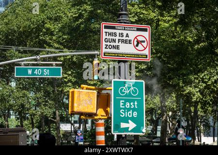 Der Times Square wurde als waffenfreie Zone ausgewiesen, um die Sicherheit von Einwohnern und Besuchern zu gewährleisten, 2024, New York City, USA Stockfoto