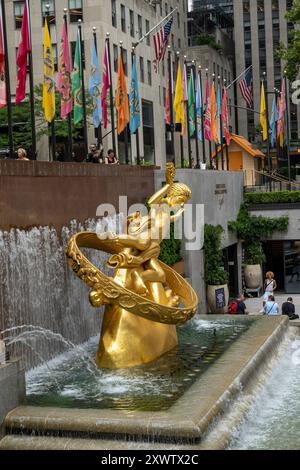 Die berühmte Statue von Prometheus befindet sich im Rockefeller Center Plaza, New York City, USA 2024 Stockfoto