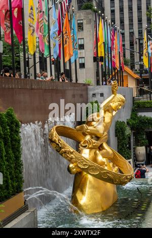 Die berühmte Statue von Prometheus befindet sich im Rockefeller Center Plaza, New York City, USA 2024 Stockfoto