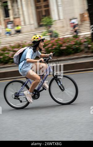 Summer Streets ermöglicht Läufern und Bikern jeden August an drei Samstagen freien Zugang auf der Park Avenue, New York City, USA 17. August 2024 Stockfoto