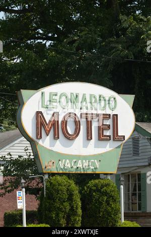 Leonardo, New Jersey - 18. August 2024: Das klassische Neonschild für das Leonardo Motel steht noch im Sommer an der Route 36 Stockfoto
