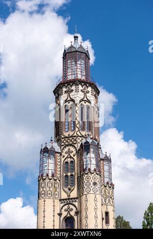 Katholische Kirche Notre-Dame-de-la-Salette im 19. Jahrhundert im neobarocken Stil erbaut, mit einem Glockenturm, der wie ein Leuchtturm aussieht. Stockfoto