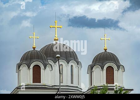 Goldene Kreuze auf den Kuppeln der orthodoxen Kirche mit Wolkenhimmel im Hintergrund Stockfoto