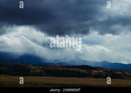 Eine Regenwolke, die sich über das Jackson Hole Valley in Wyoming bewegt Stockfoto