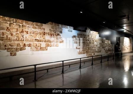 Luxor Museum, Mauer von König Amenhotep IV (Akhenaten), von Karnak und Luxor Tempel, Relief und bemalten Steinblöcke, Luxor, Ägypten, Nordafrika, Afrika Stockfoto