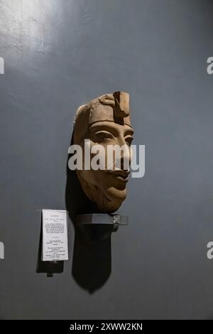 Luxor Museum, Leiter des Königs Amenhotep IV., aus dem Tempel von Karnak, Luxor, Ägypten, Nordafrika, Afrika Stockfoto