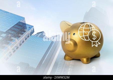 Eine goldene Schweinebank mit einem Dollarzeichen drauf. Die Schweinebank ist auf einem weißen Hintergrund mit einer Skyline der Stadt im Hintergrund platziert. Konzept der Einsparung von Mo Stockfoto