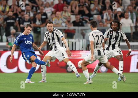 Turin, Italien. August 2024. Andrea Belotti von Como 1907 spielt den Ball zwischen Federico Gatti, Andrea Cambiaso und Kephren Thuram von Juventus während des Serie A-Spiels im Allianz-Stadion in Turin. Der Bildnachweis sollte lauten: Jonathan Moscrop/Sportimage Credit: Sportimage Ltd/Alamy Live News Stockfoto