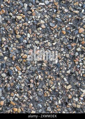 Close-up-Textur von freiliegendem Betonbelag aus Zuschlagstoffen Stockfoto