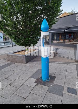 Öffentlicher Trinkwasserbrunnen und Nachfüllstation für Flaschen auf einem städtischen Bürgersteig Stockfoto