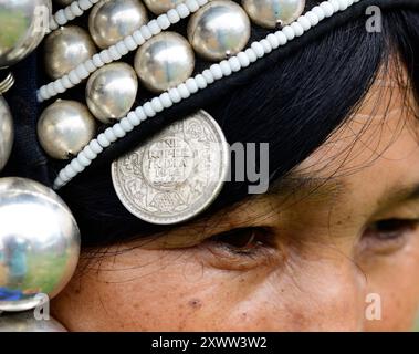 Porträt einer Akha Frau genommen im östlichen Myanmar. Stockfoto