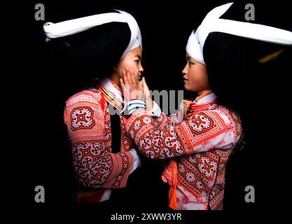 Long Horn Miao Mädchen im Teenageralter immer bereit für das Tiao Hua-Festival in Guizhou. Stockfoto