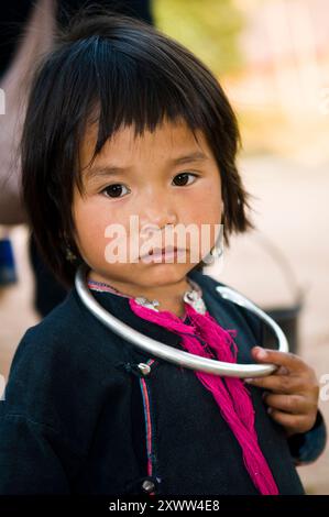 Porträt eines jungen Laterne Yao Mädchens. Stockfoto