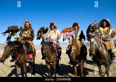 Kasachische eagle Jäger und ihre Steinadler in der Altai-Region von Bayan-Ölgii in der westlichen Mongolei. Stockfoto