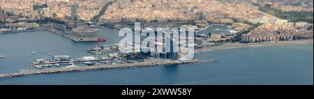 Blick aus der Vogelperspektive auf das W Barcelona Hotel und die Ufergegend in Barcelona, Spanien. Stockfoto