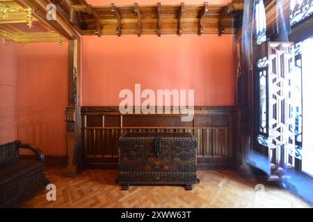 Palau Güell / Palacio Güell in Barcelona, Spanien. Stockfoto