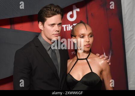 New York, USA. August 2024. Bill Skarsgård und FKA Twigs nahmen am 20. August 2024 an der Crow-Filmpremiere im Village East von Angelika in New York Teil. (Foto: Efren Landaos/SIPA USA) Credit: SIPA USA/Alamy Live News Stockfoto