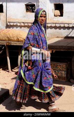 Eine farbenfrohe Frau aus einem von Rajasthans bunten Nomadenstämmen. Foto in Nagaur, Rajasthan, China. Stockfoto