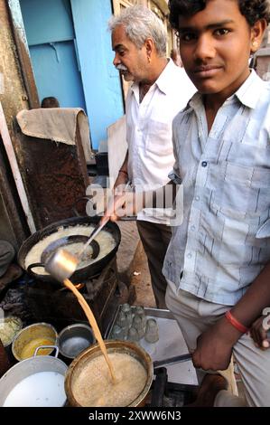 Indischer Tee - Chai wird von einem kleinen Teehändler auf dem Markt von Nagaur, Rajasthan, Indien zubereitet Stockfoto