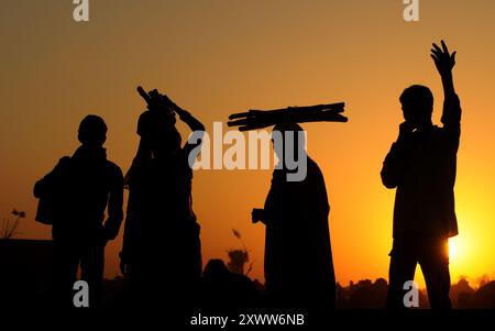 Die Bauern kehren nach einem sehr langen Tag auf dem Kamel- und Viehmarkt von Nagaur nach Hause zurück. Rajasthan, Indien. Stockfoto