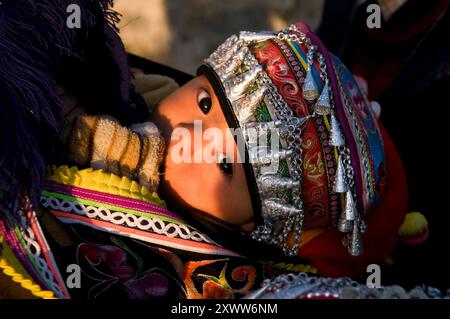 Ein süßes Hani-Baby mit traditionellem Hut. Yuanyang County, Yunnan, China. Stockfoto