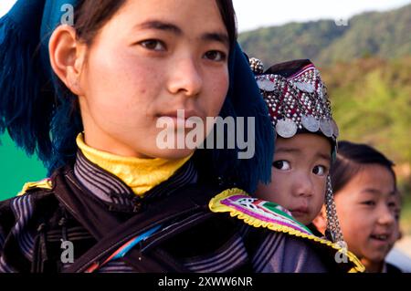 Eine Hani (Akha) Frau mit ihrem Baby. Yuanyang, Yunnan, China. Stockfoto