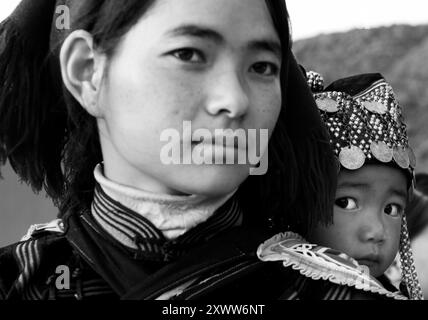 Eine Hani (Akha) Frau mit ihrem Baby. Yuanyang, Yunnan, China. Stockfoto