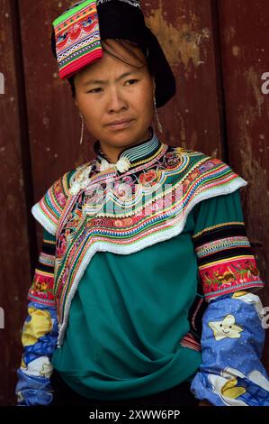 Porträt einer schönen Yi ( Lolo ) Frau, aufgenommen auf dem Wochenmarkt in Huangmaoling, Yunnan, China. Stockfoto