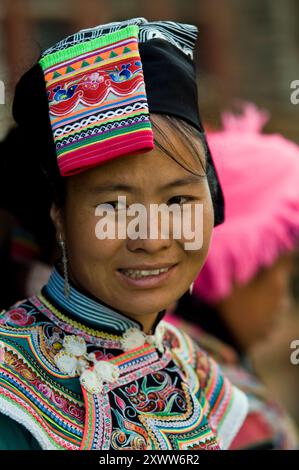 Porträt einer schönen Yi ( Lolo ) Frau, aufgenommen auf dem Wochenmarkt in Huangmaoling, Yunnan, China. Stockfoto