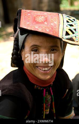 Stammesfrau auf einem geschäftigen Markt in der Provinz Yunnan, China. Stockfoto