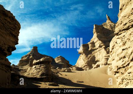 Wunderschöne trockene Landschaften in der Wüste Hami / Wüste Gobi in der Nähe von Hami, Xinjiang, China. Stockfoto