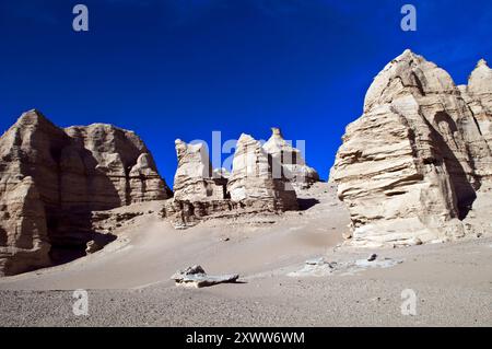 Wunderschöne trockene Landschaften in der Wüste Hami / Wüste Gobi in der Nähe von Hami, Xinjiang, China. Stockfoto