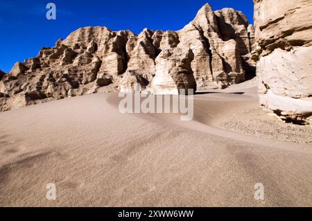 Wunderschöne trockene Landschaften in der Wüste Hami / Wüste Gobi in der Nähe von Hami, Xinjiang, China. Stockfoto