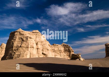 Wunderschöne trockene Landschaften in der Wüste Hami / Wüste Gobi in der Nähe von Hami, Xinjiang, China. Stockfoto