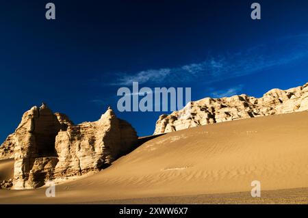 Wunderschöne trockene Landschaften in der Wüste Hami / Wüste Gobi in der Nähe von Hami, Xinjiang, China. Stockfoto