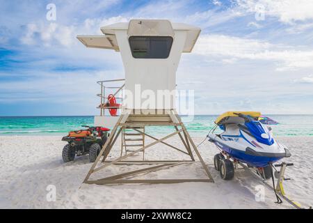 Rettungsschwimmer Stand, 4-Rad, Jetski, People, Golf von Mexiko, Panama City Beach, keine Menschen mit smaragdgrünem Wasser Stockfoto