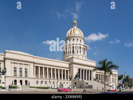 Mehrere alte Autos vor dem el capitolio Gebäude in der Altstadt von havanna Stockfoto