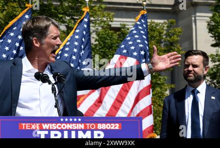 Kenosha, Wisconsin, USA. August 2024. Republikanischer Kandidat für den US-Senat ERIC HOVDE, links, Gesten und republikanischer Vize-Präsidentschaftskandidat Senator JD VANCE (R-Ohio), rechts, bei einer Veranstaltung über Verbrechen und öffentliche Sicherheit im Civic Center Park gegenüber dem Kenosha County Courthouse in Kenosha, Dienstag. (Kreditbild: © Mark Hertzberg/ZUMA Press Wire) NUR REDAKTIONELLE VERWENDUNG! Nicht für kommerzielle ZWECKE! Stockfoto