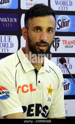 Rawalpindi, Pakistan, Pakistan. August 2024. Pakistans Kapitän Shan Masood gibt während einer Pressekonferenz im Rawalpindi Cricket Stadium in Rawalpindi am 20. August 2024, am Vorabend des ersten Test-Cricket-Spiels zwischen Pakistan und Bangladesch, Gesten. (Foto: Raja Imran Bahadar/Pacific Press) Credit: Pacific Press Media Production Corp./Alamy Live News Stockfoto