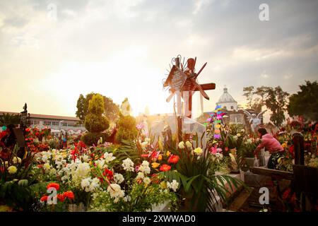 Ciudad de Mexico, Mexiko - 2. November. 2023: Dekoration mit Kerzen und Blumen auf den Gräbern des Mixquic-Friedhofs Stockfoto
