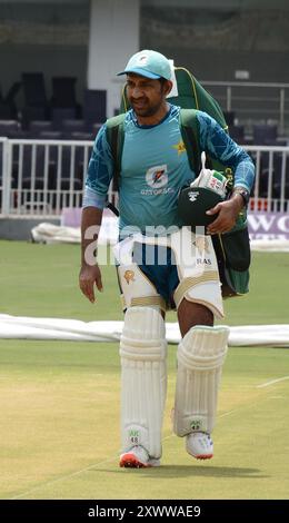 Rawalpindi, Pakistan, Pakistan. August 2024. Pakistans Cricketspieler Sarfaraz Ahmed kommt am 20. August 2024 zu einem Training im Rawalpindi Cricket Stadium in Rawalpindi, kurz vor dem ersten Test Cricket Spiel gegen Bangladesch. (Foto: Raja Imran Bahadar/Pacific Press) Credit: Pacific Press Media Production Corp./Alamy Live News Stockfoto