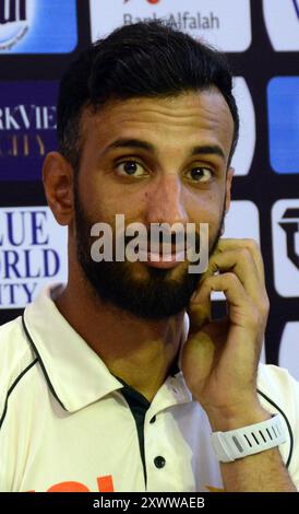 Rawalpindi, Pakistan, Pakistan. August 2024. Pakistans Kapitän Shan Masood gibt während einer Pressekonferenz im Rawalpindi Cricket Stadium in Rawalpindi am 20. August 2024, am Vorabend des ersten Test-Cricket-Spiels zwischen Pakistan und Bangladesch, Gesten. (Foto: Raja Imran Bahadar/Pacific Press) Credit: Pacific Press Media Production Corp./Alamy Live News Stockfoto