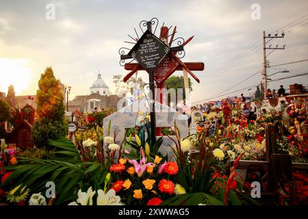 Ciudad de Mexico, Mexiko - 2. November. 2023: Der Friedhof von Mixquic während der traditionellen Feierlichkeiten zum Tag der Toten Stockfoto