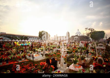 Ciudad de Mexico, Mexiko - 2. November. 2023: Bunte Dekorationen auf dem mexikanischen Friedhof von Mixquic am Tag der Toten Stockfoto