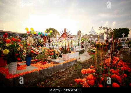 Ciudad de Mexico, Mexiko - 2. November. 2023: Bunte Dekoration mit Kerzen und Blumen auf dem mexikanischen Friedhof von Mixquic Stockfoto