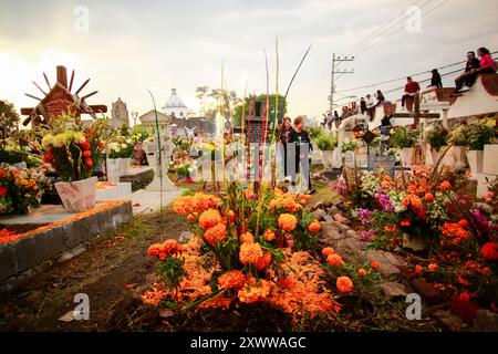 Ciudad de Mexico, Mexiko - 2. November. 2023: Dekoriertes Grab auf dem mexikanischen Friedhof während des Todestages Stockfoto