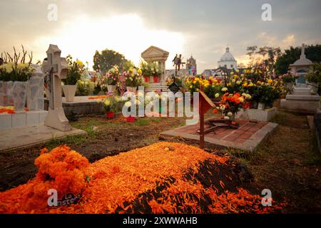 Ciudad de Mexico, Mexiko - 2. November. 2023: Blumen und Cempazuchil-Blüten schmücken die Gräber in Mixquic Stockfoto