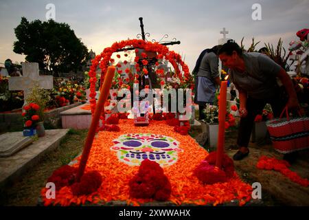 Ciudad de Mexico, Mexiko - 2. November. 2023: Bunte Grabmörderei auf dem Mixquic-Friedhof Stockfoto