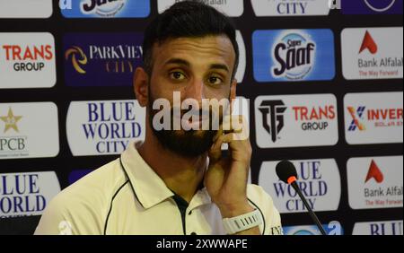 Rawalpindi, Pakistan, Punjab, Pakistan. August 2024. Pakistans Kapitän Shan Masood gibt während einer Pressekonferenz im Rawalpindi Cricket Stadium in Rawalpindi am 20. August 2024, am Vorabend des ersten Test-Cricket-Spiels zwischen Pakistan und Bangladesch, Gesten. (Kreditbild: © Raja Imran Bahadar/Pacific Press via ZUMA Press Wire) NUR REDAKTIONELLE VERWENDUNG! Nicht für kommerzielle ZWECKE! Stockfoto